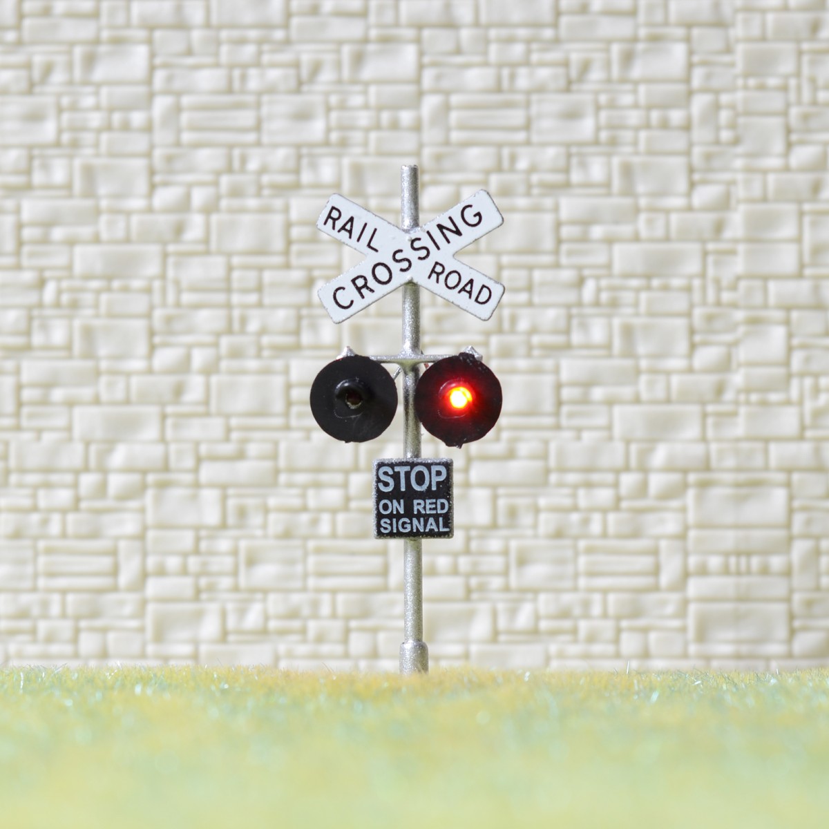 2 x HO Scale railroad grade crossing LED signals + 1 circuit board flasher #SL2X 